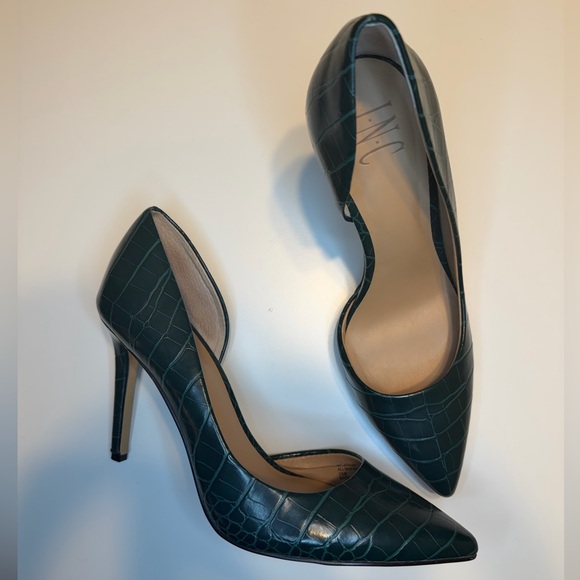 INC International Concepts Shoes - Elegant Green Croc-Embossed heels pumps INC 7.5 size